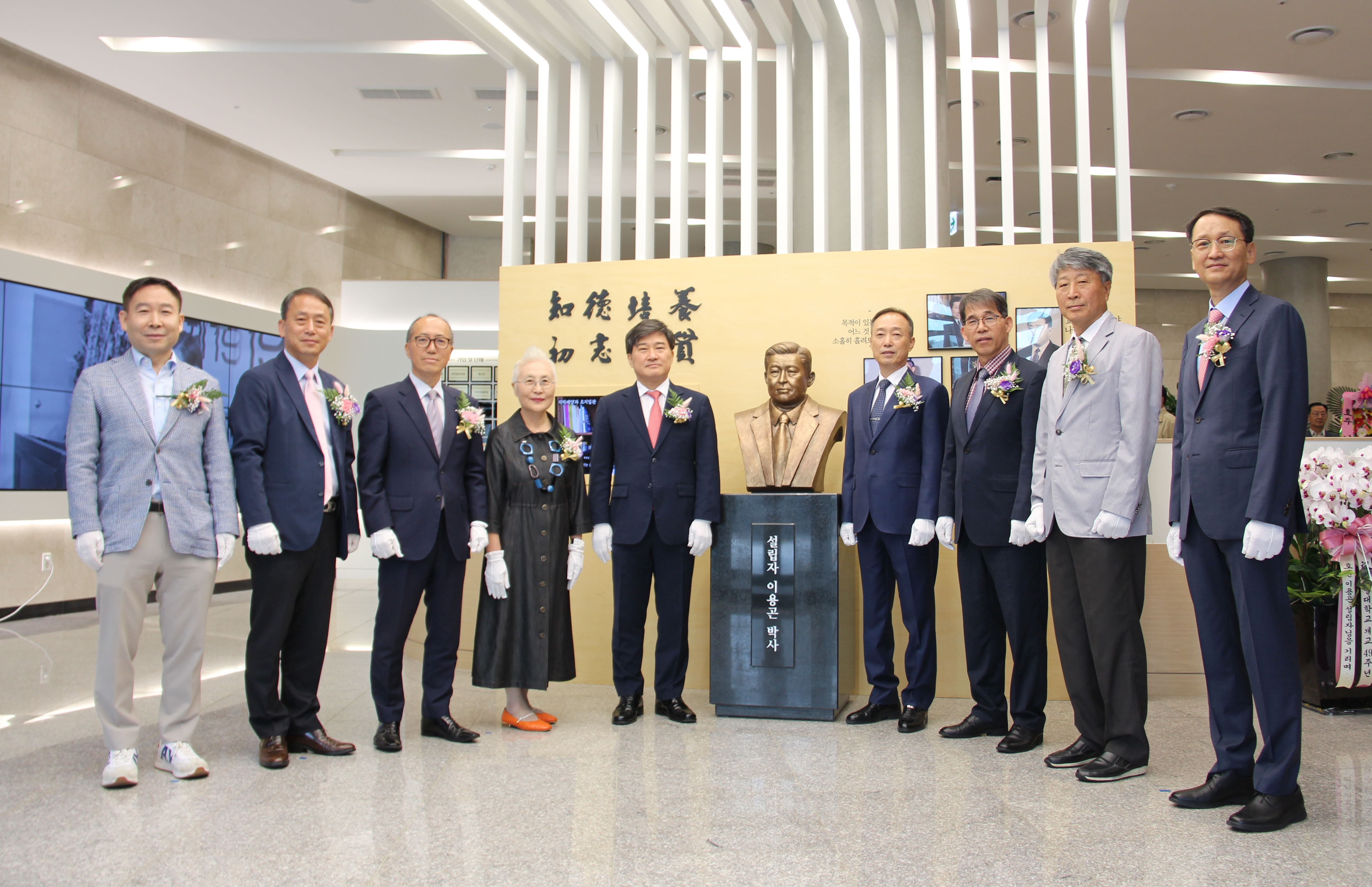 흉상 제막식